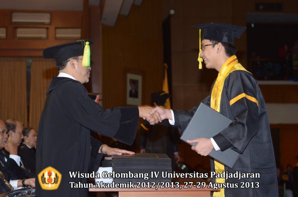 wisuda-unpad-gel-iv-ta-2012_2013-fakultas-ilmu-komunikasi-oleh-dekan-153