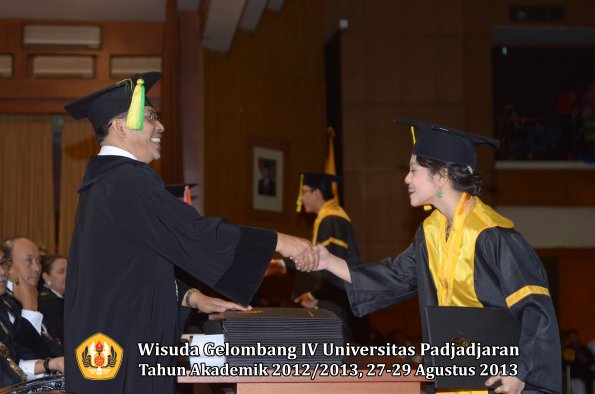 wisuda-unpad-gel-iv-ta-2012_2013-fakultas-ilmu-komunikasi-oleh-dekan-154