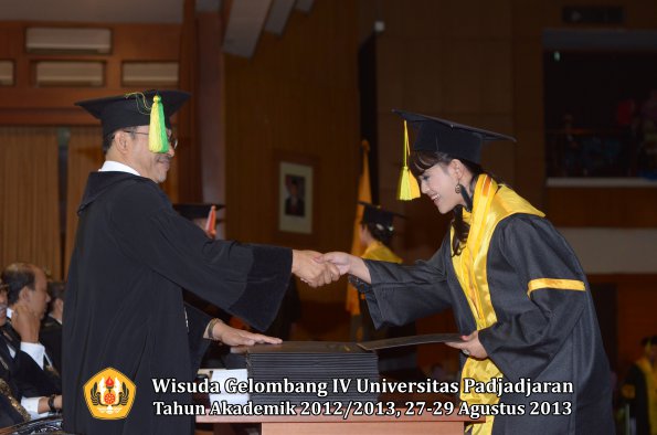 wisuda-unpad-gel-iv-ta-2012_2013-fakultas-ilmu-komunikasi-oleh-dekan-155