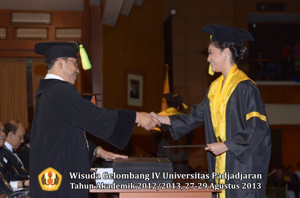 wisuda-unpad-gel-iv-ta-2012_2013-fakultas-ilmu-komunikasi-oleh-dekan-157