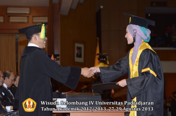 wisuda-unpad-gel-iv-ta-2012_2013-fakultas-ilmu-komunikasi-oleh-dekan-158