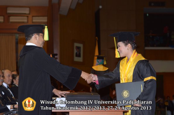 wisuda-unpad-gel-iv-ta-2012_2013-fakultas-ilmu-komunikasi-oleh-dekan-159