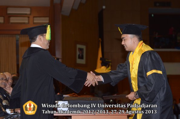 wisuda-unpad-gel-iv-ta-2012_2013-fakultas-ilmu-komunikasi-oleh-dekan-161