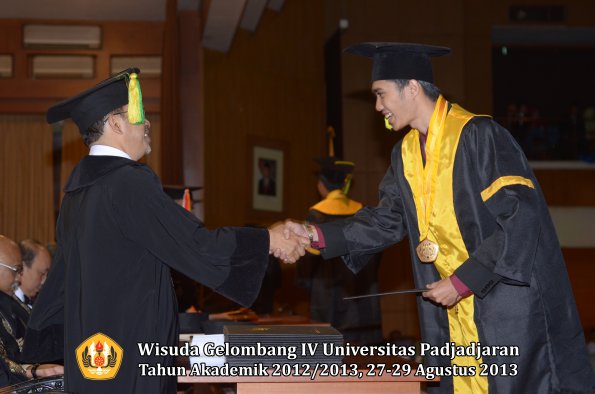 wisuda-unpad-gel-iv-ta-2012_2013-fakultas-ilmu-komunikasi-oleh-dekan-164