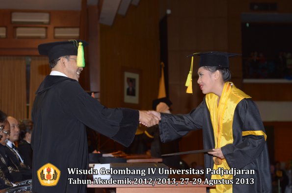 wisuda-unpad-gel-iv-ta-2012_2013-fakultas-ilmu-komunikasi-oleh-dekan-168