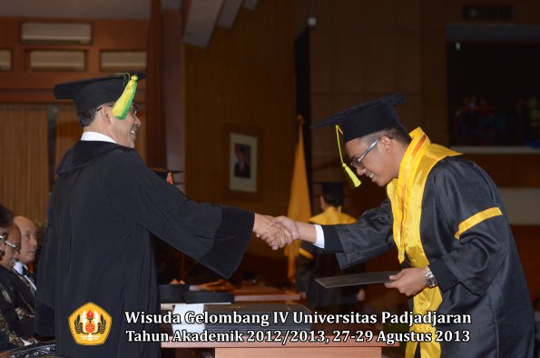 wisuda-unpad-gel-iv-ta-2012_2013-fakultas-ilmu-komunikasi-oleh-dekan-169