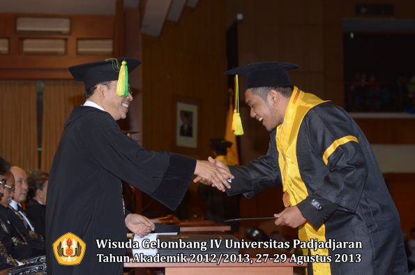 wisuda-unpad-gel-iv-ta-2012_2013-fakultas-ilmu-komunikasi-oleh-dekan-170