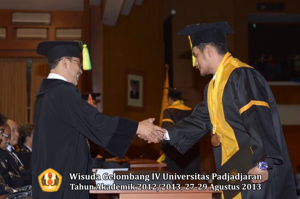 wisuda-unpad-gel-iv-ta-2012_2013-fakultas-ilmu-komunikasi-oleh-dekan-171