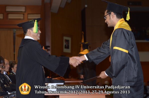 wisuda-unpad-gel-iv-ta-2012_2013-fakultas-ilmu-komunikasi-oleh-dekan-172