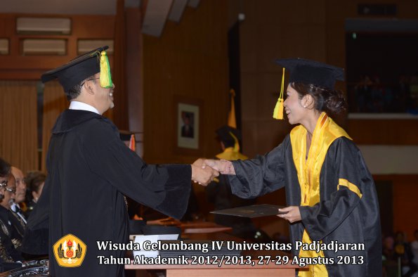 wisuda-unpad-gel-iv-ta-2012_2013-fakultas-ilmu-komunikasi-oleh-dekan-173