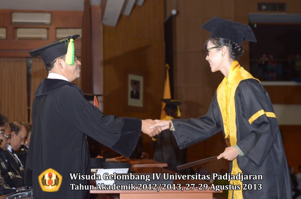 wisuda-unpad-gel-iv-ta-2012_2013-fakultas-ilmu-komunikasi-oleh-dekan-174