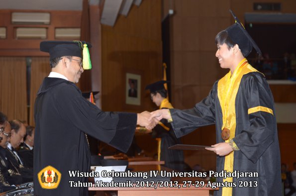 wisuda-unpad-gel-iv-ta-2012_2013-fakultas-ilmu-komunikasi-oleh-dekan-175