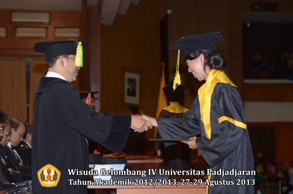 wisuda-unpad-gel-iv-ta-2012_2013-fakultas-ilmu-komunikasi-oleh-dekan-176