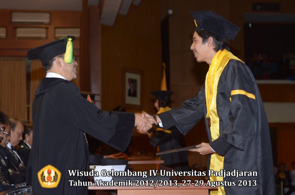 wisuda-unpad-gel-iv-ta-2012_2013-fakultas-ilmu-komunikasi-oleh-dekan-177