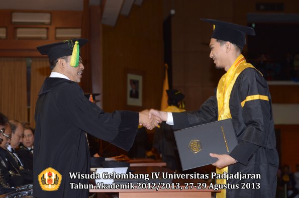 wisuda-unpad-gel-iv-ta-2012_2013-fakultas-ilmu-komunikasi-oleh-dekan-178