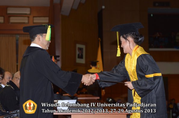 wisuda-unpad-gel-iv-ta-2012_2013-fakultas-ilmu-komunikasi-oleh-dekan-179