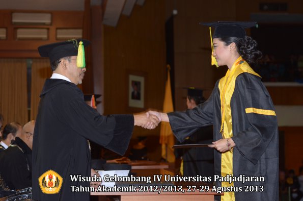 wisuda-unpad-gel-iv-ta-2012_2013-fakultas-ilmu-komunikasi-oleh-dekan-180