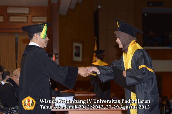 wisuda-unpad-gel-iv-ta-2012_2013-fakultas-ilmu-komunikasi-oleh-dekan-181