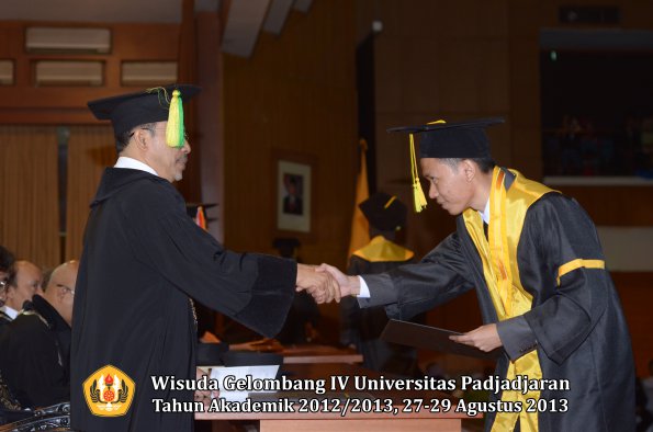 wisuda-unpad-gel-iv-ta-2012_2013-fakultas-ilmu-komunikasi-oleh-dekan-182