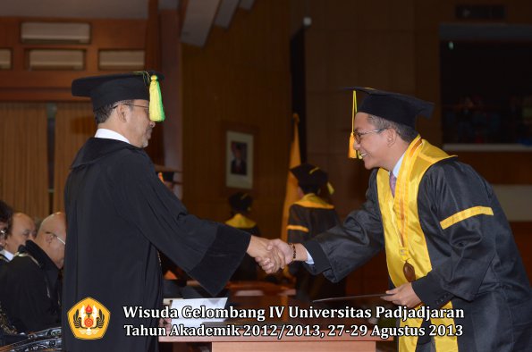 wisuda-unpad-gel-iv-ta-2012_2013-fakultas-ilmu-komunikasi-oleh-dekan-183