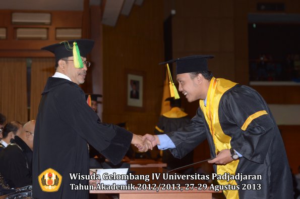 wisuda-unpad-gel-iv-ta-2012_2013-fakultas-ilmu-komunikasi-oleh-dekan-184