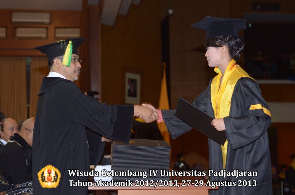 wisuda-unpad-gel-iv-ta-2012_2013-fakultas-ilmu-komunikasi-oleh-dekan-185