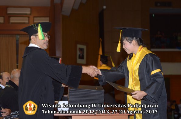 wisuda-unpad-gel-iv-ta-2012_2013-fakultas-ilmu-komunikasi-oleh-dekan-186