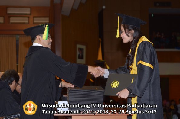 wisuda-unpad-gel-iv-ta-2012_2013-fakultas-ilmu-komunikasi-oleh-dekan-187