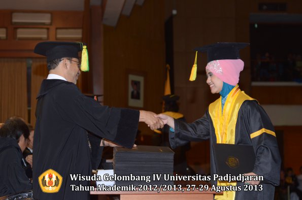 wisuda-unpad-gel-iv-ta-2012_2013-fakultas-ilmu-komunikasi-oleh-dekan-188