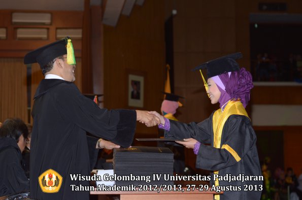 wisuda-unpad-gel-iv-ta-2012_2013-fakultas-ilmu-komunikasi-oleh-dekan-189