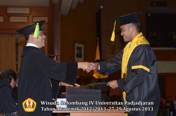 wisuda-unpad-gel-iv-ta-2012_2013-fakultas-ilmu-komunikasi-oleh-dekan-190