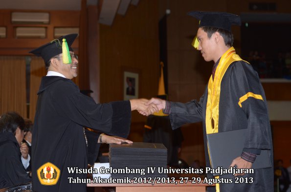 wisuda-unpad-gel-iv-ta-2012_2013-fakultas-ilmu-komunikasi-oleh-dekan-191