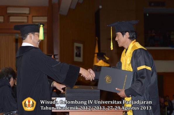 wisuda-unpad-gel-iv-ta-2012_2013-fakultas-ilmu-komunikasi-oleh-dekan-192