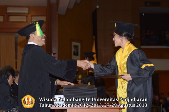 wisuda-unpad-gel-iv-ta-2012_2013-fakultas-ilmu-komunikasi-oleh-dekan-193