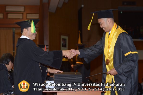 wisuda-unpad-gel-iv-ta-2012_2013-fakultas-ilmu-komunikasi-oleh-dekan-194