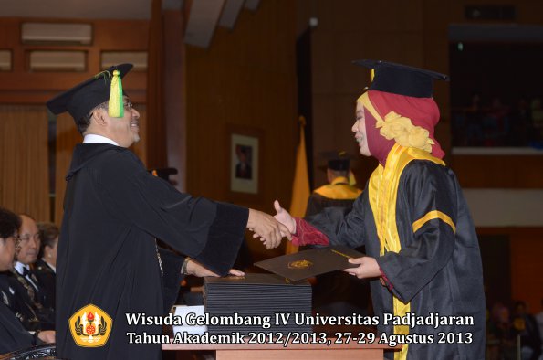 wisuda-unpad-gel-iv-ta-2012_2013-fakultas-ilmu-komunikasi-oleh-dekan-195