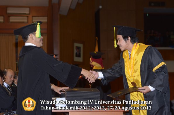 wisuda-unpad-gel-iv-ta-2012_2013-fakultas-ilmu-komunikasi-oleh-dekan-196