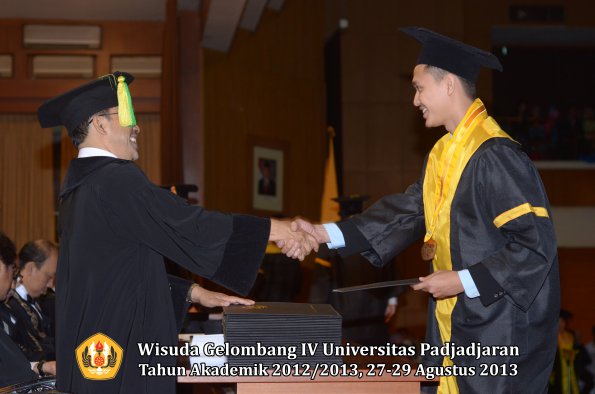 wisuda-unpad-gel-iv-ta-2012_2013-fakultas-ilmu-komunikasi-oleh-dekan-197