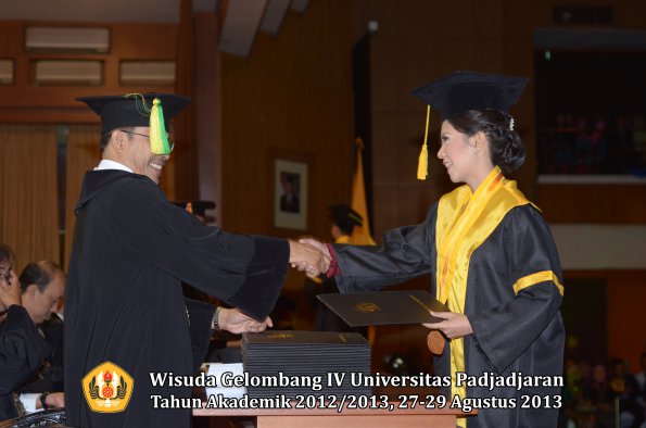 wisuda-unpad-gel-iv-ta-2012_2013-fakultas-ilmu-komunikasi-oleh-dekan-198