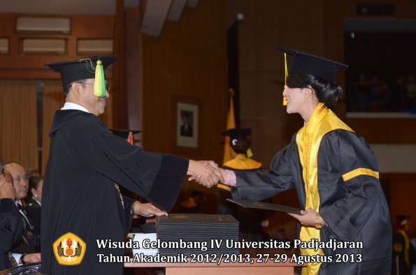 wisuda-unpad-gel-iv-ta-2012_2013-fakultas-ilmu-komunikasi-oleh-dekan-199