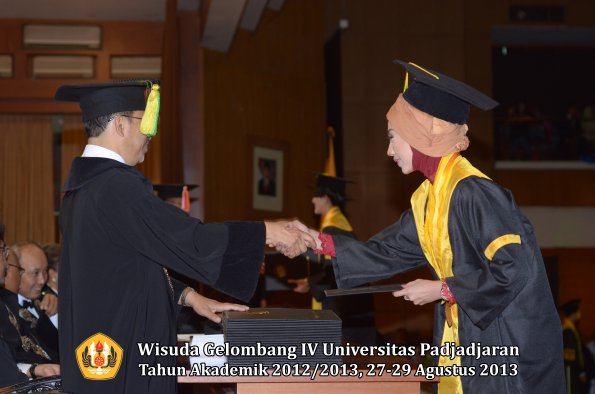 wisuda-unpad-gel-iv-ta-2012_2013-fakultas-ilmu-komunikasi-oleh-dekan-200