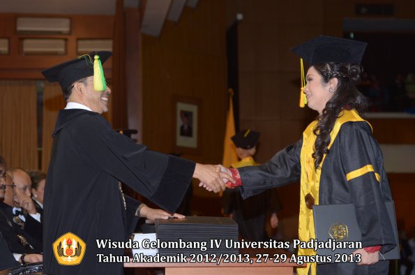 wisuda-unpad-gel-iv-ta-2012_2013-fakultas-ilmu-komunikasi-oleh-dekan-201