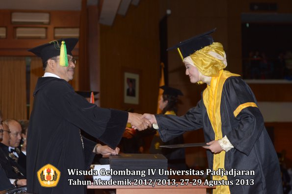 wisuda-unpad-gel-iv-ta-2012_2013-fakultas-ilmu-komunikasi-oleh-dekan-202