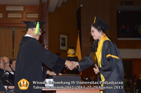 wisuda-unpad-gel-iv-ta-2012_2013-fakultas-ilmu-komunikasi-oleh-dekan-203