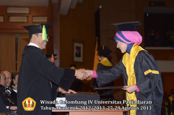 wisuda-unpad-gel-iv-ta-2012_2013-fakultas-ilmu-komunikasi-oleh-dekan-204