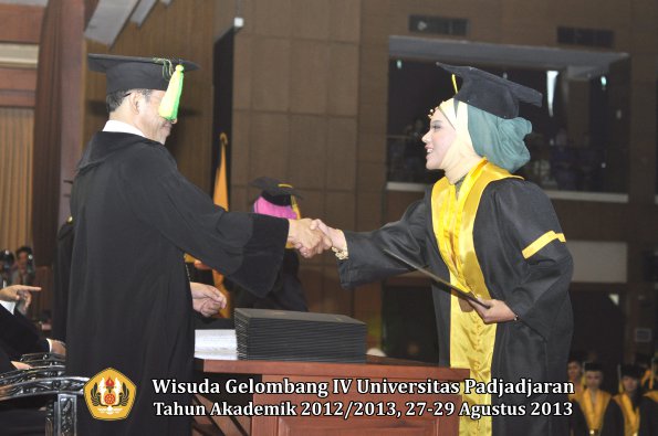 wisuda-unpad-gel-iv-ta-2012_2013-fakultas-ilmu-komunikasi-oleh-dekan-205