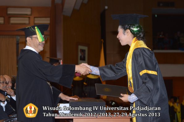 wisuda-unpad-gel-iv-ta-2012_2013-fakultas-ilmu-komunikasi-oleh-dekan-206