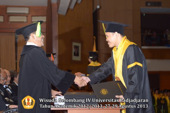 wisuda-unpad-gel-iv-ta-2012_2013-fakultas-ilmu-komunikasi-oleh-dekan-207