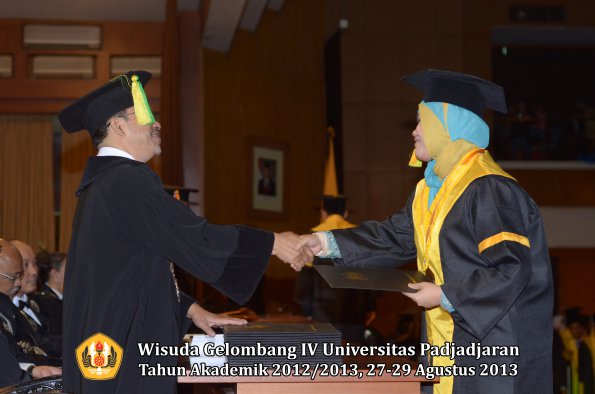 wisuda-unpad-gel-iv-ta-2012_2013-fakultas-ilmu-komunikasi-oleh-dekan-208