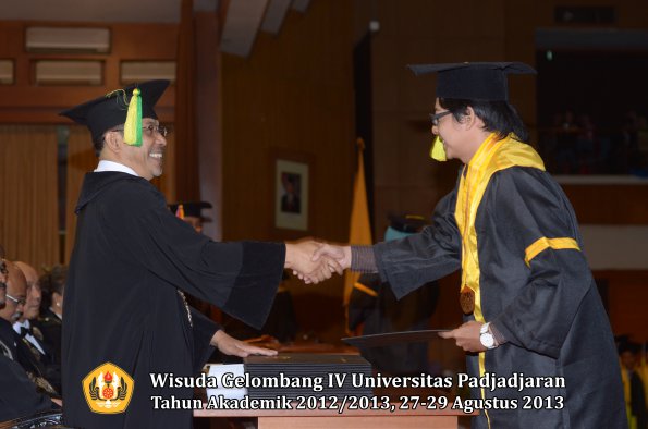 wisuda-unpad-gel-iv-ta-2012_2013-fakultas-ilmu-komunikasi-oleh-dekan-209